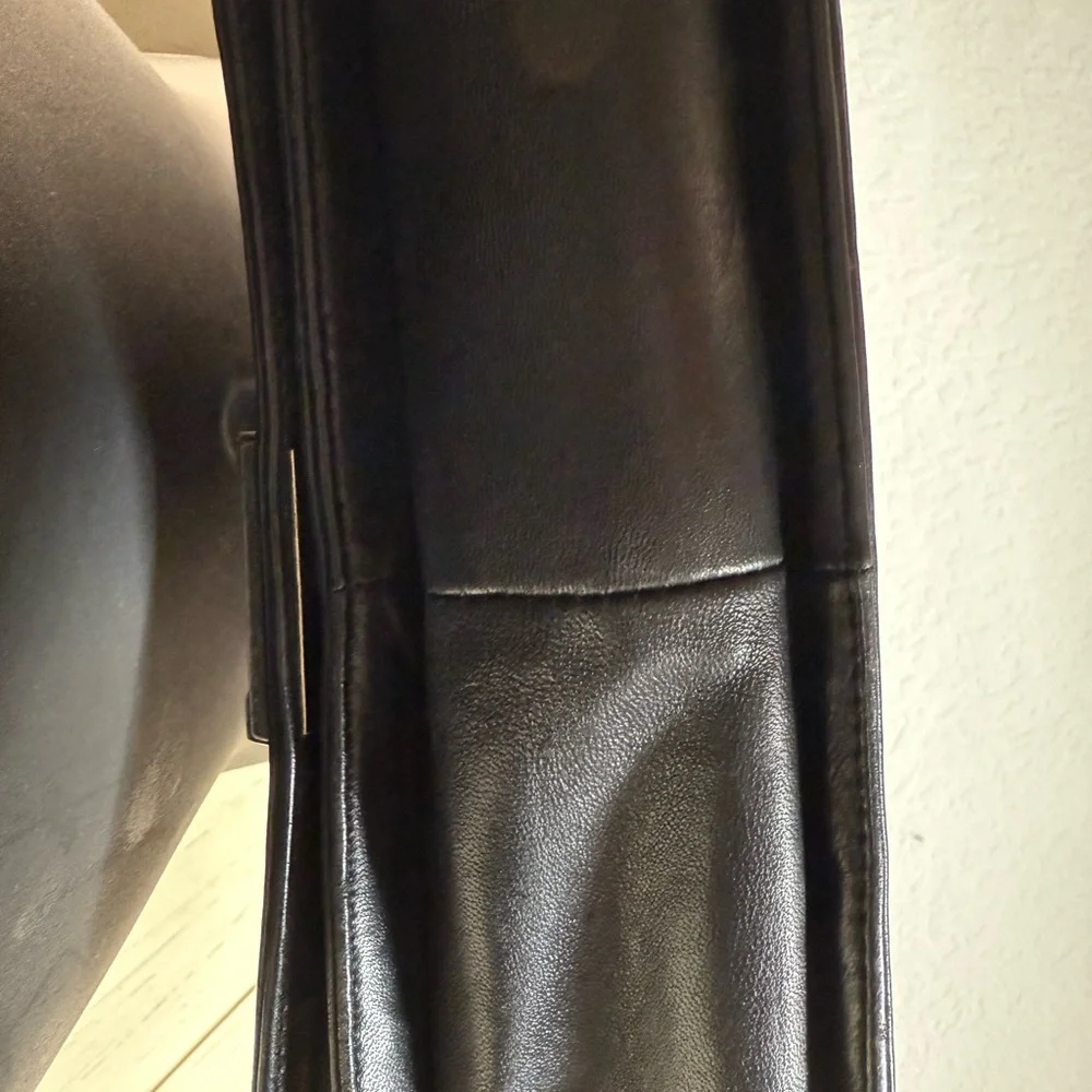 Chanel Black Crossbody Bag with Iconic Quilting - Picture 3 of 14